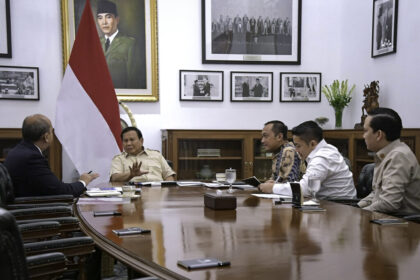 Presiden Prabowo Subianto menerima laporan capaian realisasi investasi triwulan pertama tahun 2025 dari Menteri Investasi dan Hilirisasi/Kepala BKPM Rosan Roeslani dalam pertemuan di Istana Merdeka, Jakarta, Rabu (25/04/2025). Foto: BPMI Setpres