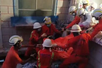 Tim Alfa dan Bravo INASAR dikerahkan ke lokasi terdampak gempa M7.7 di wilayah Naypyidaw melakukan proses operasi USAR, pada Rabu (2/4/2025). Tim INASAR berhasil mengevakuasi tiga korban jiwa dari reruntuhan bangunan dalam kondisi meninggal. Foto: Tim INASAR