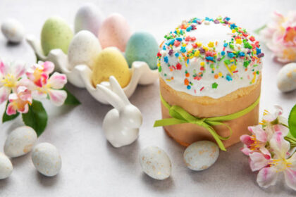 Ilustrasi, Kue paskah yang lezat dengan taburan warna-warni, telur, bunga, dan kelinci merayakan perayaan musim semi. (Foto: Istock @Almaje)
