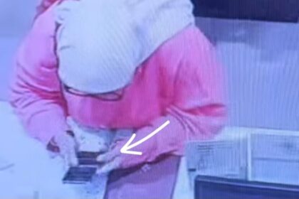 Geger seorang wanita diduga mengedit bukti transfer di sebuah toko di mal Pondok Indah Mall (PIM) 2, Jakarta, Rabu (16/4/2025). Foto: Tangkap layar IG @medsos_rame