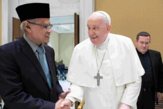 Ketum PP Muhammadiyah Haedar Nashir bersama Paus Fransiskus. Foto: dok. Muhammadiyah