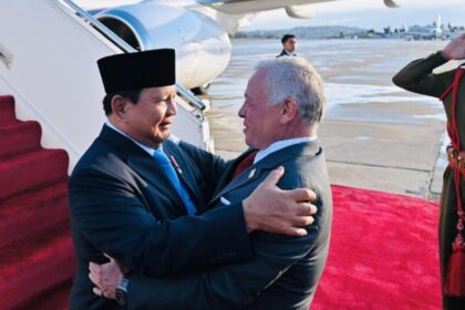 Presiden Prabowo Subianto tiba di Bandar Udara Militer Marka, Amman, Yordania disambut Raja Abdullah II, Minggu (13/4/2025). Foto: BPMI Setpres