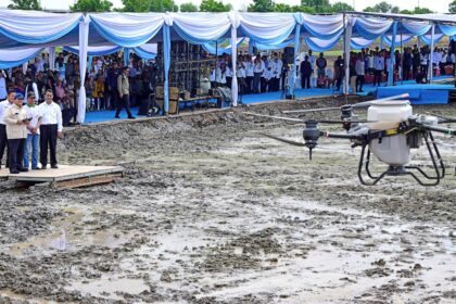 Presiden Prabowo mencoba tebar benih dengan teknologi drone pertanian di Ogan Ilir, Sumatera Selatan, Rabu (23/4/2025). Foto: BPMI Setpres