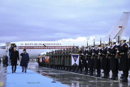 Presiden Prabowo dan Presiden Erdoğan berjalan berdampingan melewati pasukan jajar kehormatan untuk menuju ruang tunggu. Bandar Udara Internasional Esenboğa, Ankara, Turkiye, Rabu (9/4/2025). Foto: BPMI Setpres