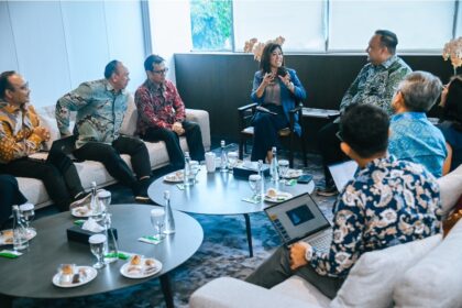 Menteri Komunikasi dan Digital (Menkomdigi), Meutya Hafid, menekankan pentingnya memperluas pemahaman masyarakat tentang kecerdasan buatan (AI), tidak hanya dari sisi popularitas, tetapi juga dari sisi manfaat konkret. Hal itu ditegaskan dalam pertemuan antara Menteri Komunikasi dan Digital (Menkomdigi) Meutya Hafid, Wakil Menteri Komunikasi dan Digital (Wamenkomdigi) Nezar Patria, dan President Director Microsoft Indonesia Dharma Simorangkir, di kantor Kemkomdigi, Jakarta, Kamis (17/4/2025). Foto: Dok Humas Kemkomdigi