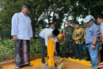 Peletakan Batu Jembatan Pendamping Jembatan Besi Tenggarong. Foto: Dok Humas