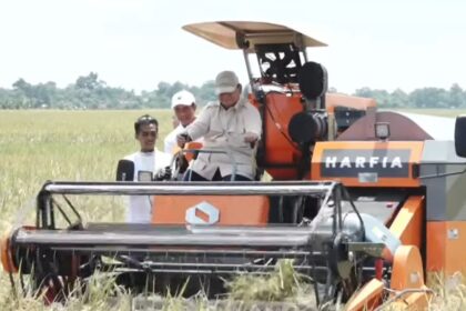 Prabowo setir combine harvester saat panen raya di Majalengka. Foto: YouTube Sekretariat Presiden