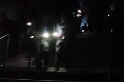 Warga menggunakan senter ponselnya saat pemadaman listrik besar-besaran. Foto: X