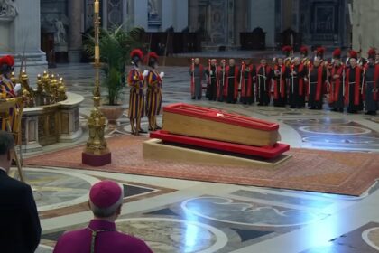 Jenazah Paus Fransiskus disemayamkan di Basilika Santo Petrus