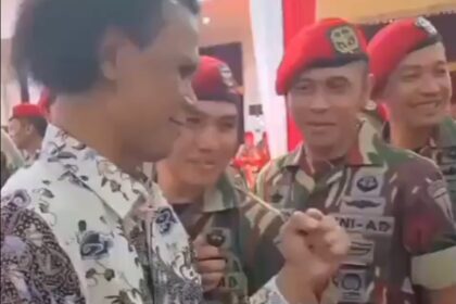 Anggota Kopassus berpose bersama Hercules. Foto: Ist