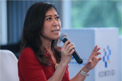 Menteri Komunikasi dan Digital (Menkomdigi), Meutya Hafid, menegaskan prinsip penundaan akses medsos bagi anak didasarkan pada masukan psikolog dan data yang menunjukkan bahwa penggunaan platform digital memerlukan kesiapan mental dan literasi yang memadai. Hal itu disampaikan Menkomdigi dalam acara Hybrid Community Gathering bertajuk “Like, Share, Protect Anak Kita di Dunia Digital” di IDN Media HQ, Jakarta, Senin (21/4/2025). Foto: Agus Siswanto/KPM Kemkomdigi