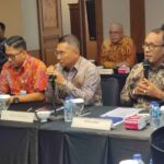 Ketua Umum Induk Koperasi Unit Desa (Induk KUD), Portasisus Nggedi (ka), Deputi Bidang Kelembagaan dan Digitalisasi Koperasi Kemenkop Henra Saragih (tengah), dan Direktur Pembiayaan Syariah LPDB-KUMKM, Ari Permana (ki) berdiskusi bersama terkait penguatan koperasi. Foto: timur / ipol.id