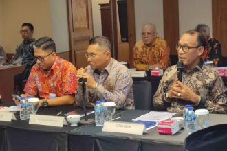Ketua Umum Induk Koperasi Unit Desa (Induk KUD), Portasisus Nggedi (ka), Deputi Bidang Kelembagaan dan Digitalisasi Koperasi Kemenkop Henra Saragih (tengah), dan Direktur Pembiayaan Syariah LPDB-KUMKM, Ari Permana (ki) berdiskusi bersama terkait penguatan koperasi. Foto: timur / ipol.id