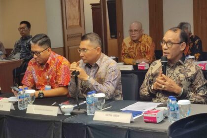 Ketua Umum Induk Koperasi Unit Desa (Induk KUD), Portasisus Nggedi (ka), Deputi Bidang Kelembagaan dan Digitalisasi Koperasi Kemenkop Henra Saragih (tengah), dan Direktur Pembiayaan Syariah LPDB-KUMKM, Ari Permana (ki) berdiskusi bersama terkait penguatan koperasi. Foto: timur / ipol.id