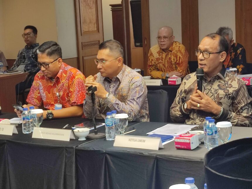 Ketua Umum Induk Koperasi Unit Desa (Induk KUD), Portasisus Nggedi (ka), Deputi Bidang Kelembagaan dan Digitalisasi Koperasi Kemenkop Henra Saragih (tengah), dan Direktur Pembiayaan Syariah LPDB-KUMKM, Ari Permana (ki) berdiskusi bersama terkait penguatan koperasi. Foto: timur / ipol.id