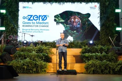 Pj. Sekretaris Daerah Provinsi Sumatera Utara M. A. Effendy Pohan, M.Si saat memberikan sambutan pada acara GoZero% Goes to Medan "Roaring for Change, Bergerak Bersama, Membawa Perubahan untuk Bumi” yang diselenggarakan di Pos Bloc Medan, pada Sabtu (26/4/2025). Foto: Telkom Indonesia