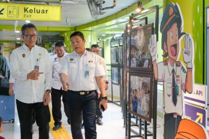 Deputi Bidang Koordinasi Politik Luar Negeri, Mohammad K Koba (kiri) saat melakukan peninjauan di Stasiun Gambir, Jakarta, Kamis (3/4/2025). Foto: Kemenko Polkam