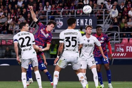 Selebrasi Bologna (x/BolognaFC1909en)