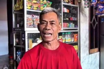 Sumarno, Korban penusukan pemilik warung menunjukkan lokasi pria yang berbuat onar di Jalan Asri, Kecamatan Makasar, Jakarta Timur, pada Kamis (10/4/2025). Foto: Ist