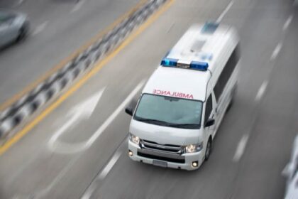 Ilustrasi, Tampilan atas Kecepatan gerak kendaraan ambulans di jalan. Foto: Istock @ananaline