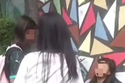 Nampak remaja perempuan di kawasan Tambora, Jakarta Barat dirundung oleh temennya. Foto: Tangkap layar IG @jakbarviral