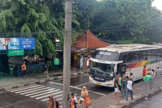 Saat arus balik libur Lebaran 2025, para penumpang pemudik telah tiba di area kedatangan Terminal Kampung Rambutan, Ciracas, Jakarta Timur, pada Jumat (4/4/2025). Foto: Joesvicar Iqbal/ipol.id