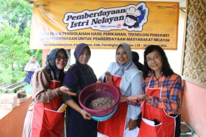 Pelatihan Pengolahan Hasil Perikanan, Teknologi Pengawet dan Pengemasan untuk Pemberdayaan Masyarakat Nelayan, di Kampung Hunian Tetap (Huntap), Desa Sumberjaya, Kab. Pandeglang, beberapa waktu yang lalu. Foto: Telkom Indonesia