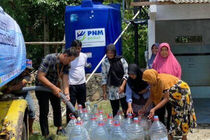 PNM Peduli salurkan bantuan sanitasi layak dan air bersih. Foto: PNM