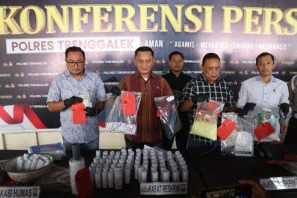 Kasatreskrim AKP Eko Widiantoro saat konferensi pers yang digelar di Mapolres Trenggalek. Foto: Polri