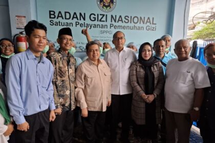 Kepala Badan Penyelenggara Jaminan Produk Halal (BPJPH), Haikal Hassan, bersama Ketua Yayasan Salman Peduli Berkarya, Nofalia Heikal, Pembina Yayasan Salman Peduli Berkarya, Heikal Safar dan Ketua Umum Rekat Indonesia, Eka Gumilar, saat meninjau Dapur Badan Gizi Nasional (BGN) Era Mas 2000 di Pulo Gebang, Jakarta Timur, Kamis (17/4/2025). Foto: Joesvicar Iqbal/ipol.id