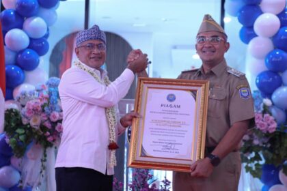 Kepala Badan Narkotika Nasional Republik Indonesia (BNN RI), Komjen Pol Marthinus Hukom saat menyerahkan piagam penghargaan kepada Wali Kota Bandung, M. Farhan di Kantor BNN Kota Bandung di Jalan Ciung Wanara, 12B, Kel. Lebak Siliwangi, Kec. Coblong, Kota Bandung, Senin (14/4/2025). Foto: Ist