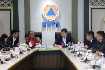 Deputi Bidang Penanganan Darurat BNPB, Mayjen TNI Lukmansyah saat menerima kunjungan Maygen Roman Kurynin Wakil Menteri Pertahanan Sipil, Kedaruratan dan Penanggulangan Bencana (EMERCOM) Federasi Rusia di Graha BNPB Jakarta, pada Selasa (15/4/2025). Foto: Ist