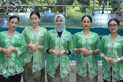 Pegawai PT Pembangunan Jaya Ancol Tbk, kompak mengenakan kain kebaya dalam memperingati Hari Kartini pada Senin, 21 April 2025. Foto: Ist