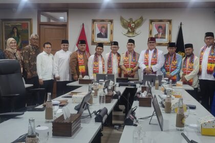 Silaturahmi Menteri Kebudayaan Republik Indonesia, Fadli Zon bersama Wakil Ketua Umum Dewan Adat Bamus Betawi, Heikal Safar, Ketua Umum (Ketum) Bamus Betawi, Muhammad Rifqi/Bang Eki Pitung, dan para pengurus Dewan Adat Bamus Betawi lainnya, serta Ketua Umum Mpok-None, dan Pengusaha Perempuan Betawi, Nofalia Heikal di kantor Kementerian Kebudayaan Jalan Jenderal Sudirman, Senayan, Jakarta, Selasa (22/4/2025). Foto: Ist