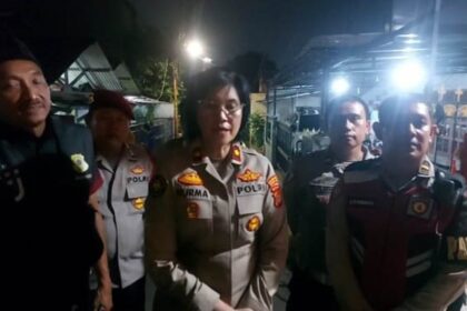 Kapolsek Jagakarsa, Jakarta Selatan, Kompol Nurma Dewi dan jajaran saat mengecek lokasi kejadian balita berusia 4 tahun meninggal dunia usai terlindas ban mobil Suzuiki Grand Vitara dengan nopol B 1784 BLO warna abu-abu metalik di Jalan Moch. Kahfi I, Gang Nangka, RT 03/06, Kelurahan/Kecamatan Jagakarsa, Jumat (25/4/2025) malam. Foto: Ist