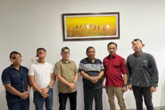 Binsaren Lumban Batu (ketiga dari kanan) saat ditangkap oleh Tim Tangkap Buronan Kejaksaan Tinggi Daerah Khusus Jakarta (Tabur Kejati DKJ). Foto: Seksi Penkum Kejati DK Jakarta