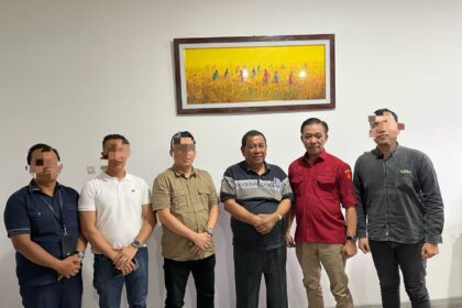 Binsaren Lumban Batu (ketiga dari kanan) saat ditangkap oleh Tim Tangkap Buronan Kejaksaan Tinggi Daerah Khusus Jakarta (Tabur Kejati DKJ). Foto: Seksi Penkum Kejati DK Jakarta