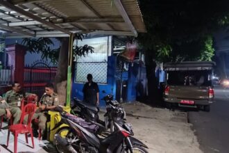 Aparat Satpol PP Jakarta Timur melakukan pengamanan pada titik rawan tawuran di sepanjang Jalan H Baping, yang menjadi daerah perbatasan Kelurahan Ciracas dan Kelurahan Susukan, wilayah Kecamatan Ciracas, Jakarta Timur, Selasa (29/4/2025) dini hari. Foto: Ist