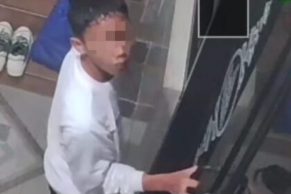 bocah terekam kamera CCTV mencuri sebuah kotak amal yang berada Musala Nurul Islam, yang berada di Pancoran Mas, Depok, Jawa Barat. Foto: Tangkap layar IG @infodepok_id