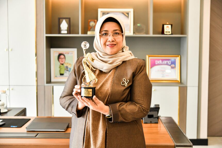 Direktur Pemasaran & Pengembangan Produk PT Pegadaian, Elvi Rofiqotul Hidayah menerima penghargaan Women’s Inspiration Awards 2025 pada kategori Women in Business Leadership, subkategori Creating Indonesia’s 1st Gold Bank.