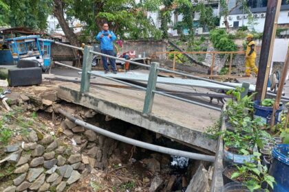 Kondisi jembatan swadaya di Jalan Ksatrian X, Berlan, RT 011 RW 03, Kelurahan Kebon Manggis, Kecamatan Matraman, Jakarta Timur, ambles, pada Selasa (8/4/2025). Foto: Joesvicar Iqbal/ipol.id