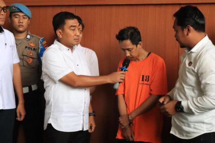Kasat Reskrim Polres Metro Jakarta Pusat, AKBP Muhammad Firdaus dan jajaran dalam konfrensi pers gelar kasus tindak pidana pornografi, menghadirkan pelaku berinisial MAES, 36, berprofesi sebagai Dokter Gigi di Mapolres Metro Jakarta Pusat, Senin (21/4/2025). Foto: Ist