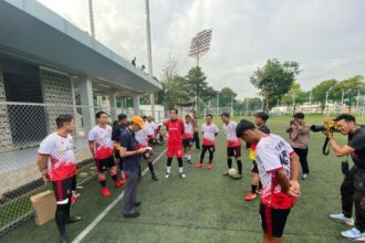 Edukasi masyarakat tentang pentingnya donor darah, Palang Merah Indonesia (PMI) Kota Tangerang Selatan (Tangsel) berkolaborasi dengan organisasi kemanusiaan dan dunia hiburan dalam laga persahabatan di Stadion ABC Senayan, Jakarta Pusat, Senin (21/4/2025) sore. Foto: Ist