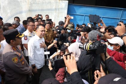 Wali Kota Surabaya, Eri Cahyadi saat memimpin penyegelan gudang perusahaan yang tak kantongi TGD. Foto: Pemkot Surabaya