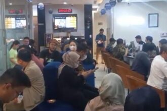 Butik Emas PT Aneka Tambang Tbk (Antam) di kawasan Pulogadung, Jakarta Timur, dijejali warga yang ingin berburu emas, Selasa (22/4/2025). Foto: Ist