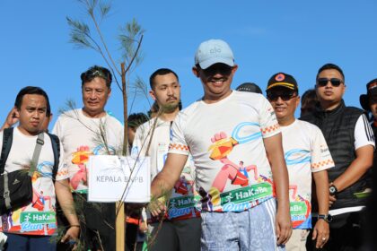 Kepala BNPB Suharyanto bersama pemerintah daerah setempat melaksanakan penanaman pohon dalam rangkaian acara Hari Kesiapsiagaan Bencana (HKB) digelar di Pantai Loang Baloq, Kota Mataram, Nusa Tenggara Barat, Jumat (25/4/2025). Foto: Ist