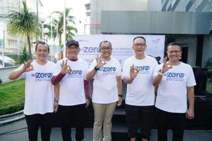 (kiri ke kanan) GM Witel Sumut Agung Tri Cahyono, Plt. Kepala Dinas Kominfo Provinsi Sumatera Utara Porman Juanda Marpomari Mahulae, S.T., M.Si, EVP Telkom Regional 1 Dwi Pratomo Juniarto, SVP Group Sustainability and Corporate Communication Telkom Ahmad Reza, dan VP Sustainability Telkom Gunawan Wasisto Ciptaning Andri pada acara GoZero% Active Challenge & Clean-Up Walk, yang menjadi bagian dari rangkaian kegiatan GoZero% Goes to Medan, pada Minggu (27/4/2025). Foto: Telkom Indonesia