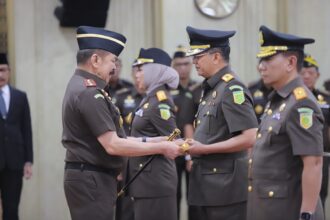 Jaksa Agung ST Burhanuddin saat melantik enam orang Kepala Kejaksaan Tinggi. Foto: Dok Puspenkum Kejaksaan Agung