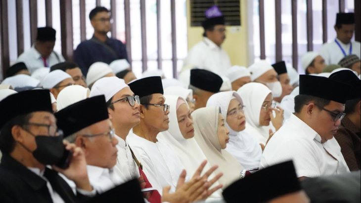 Jamaah haji Indonesia mengikuti bimbingan manasik haji nasional, Sabtu (19/4/2025). Foto: Kemenag