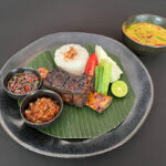 Hotel Harper MT Haryono Jakarta Hadirkan Iga Bakar Kuah Tongseng dan Pisang Madu. (dok. Harper MT Haryono)